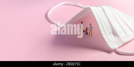 Bleiben Sie während der Coronavirus Epidemie zu Hause. Familie, die in Selbstquarantäne zu Hause bleibt und vor Viren schützt. Konzept des Coronavirus Outbreak. Stockfoto