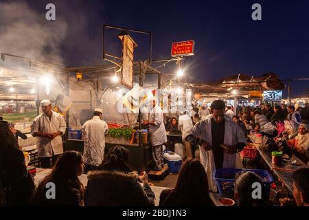 Dampf steigt von den Lebensmittelständen in Jemaa el-Fnaa, Marrakesch Stockfoto