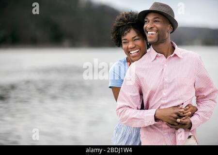 Paar genießt romantischen Tag am Meer. Stockfoto