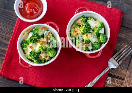 Zwei Töpfe mit gebackenem Brokkoli und Käse Stockfoto