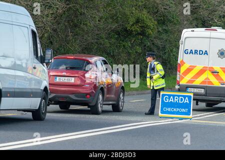 Ashbourne, Irland. April 2020. Mitglieder eines Garda Síochána, häufiger auch als Gardaí oder "The Guards" bezeichnet, sind die Polizeidienste der Republik Irland, die heute einen Kontrollpunkt außerhalb von Ashbourne, County Meath, einweisen, um Fahrer zu fragen, wo sie hingehen oder von ihnen kommen. Die irische Regierung hat dem Gardasee Síochána neue Befugnisse gegeben, um die Beschränkungen der öffentlichen Bewegung aufgrund der Covid-19-Pandemie durchzusetzen.Gardaí kann nun Menschen, die sie für nicht den Beschränkungen der öffentlichen Bewegung entsprechen, verhaften und verhaften. Diese außergewöhnlichen Vollzugsbefugnisse sind bereits vorhanden Stockfoto