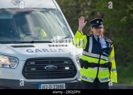 Ashbourne, Irland. April 2020. Mitglieder eines Garda Síochána, häufiger auch als Gardaí oder "The Guards" bezeichnet, sind die Polizeidienste der Republik Irland, die heute einen Kontrollpunkt außerhalb von Ashbourne, County Meath, einweisen, um Fahrer zu fragen, wo sie hingehen oder von ihnen kommen. Die irische Regierung hat dem Gardasee Síochána neue Befugnisse gegeben, um die Beschränkungen der öffentlichen Bewegung aufgrund der Covid-19-Pandemie durchzusetzen.Gardaí kann nun Menschen, die sie für nicht den Beschränkungen der öffentlichen Bewegung entsprechen, verhaften und verhaften. Diese außergewöhnlichen Vollzugsbefugnisse sind bereits vorhanden Stockfoto