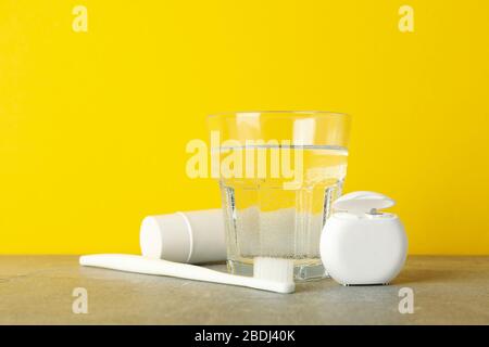 Werkzeuge für die Zahnpflege auf gelbem Hintergrund, Platz für Text Stockfoto