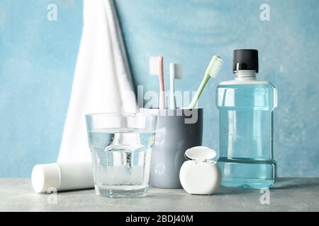 Werkzeuge für die Zahnpflege auf blauem Hintergrund, Nahaufnahme Stockfoto