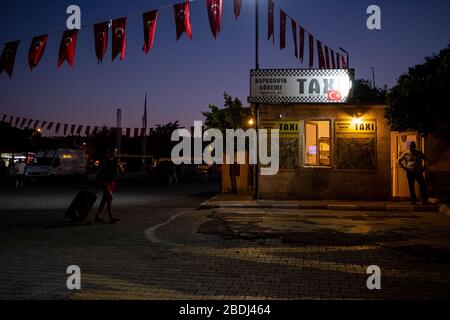 Göreme, Türkei - 29. August 2019: Mann, der Gepäck in der Nähe des Goreme-Taxibahnhofs trägt Stockfoto