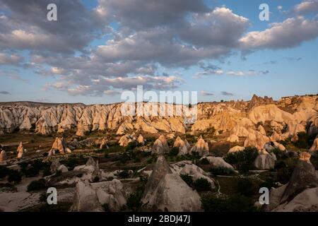 Göreme, Türkei - 30. August 2019: Sonnenuntergang über dem Rosental von Kappadokien Stockfoto