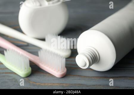 Werkzeuge für die Zahnpflege auf Holzhintergrund, Nahaufnahme Stockfoto