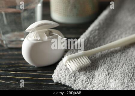 Werkzeuge für die Zahnpflege auf Holzhintergrund, Nahaufnahme Stockfoto