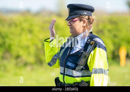 Ashbourne, Irland. April 2020. Mitglieder eines Garda Síochána, häufiger auch als Gardaí oder "The Guards" bezeichnet, sind die Polizeidienste der Republik Irland, die heute einen Kontrollpunkt außerhalb von Ashbourne, County Meath, einweisen, um Fahrer zu fragen, wo sie hingehen oder von ihnen kommen. Die irische Regierung hat dem Gardasee Síochána neue Befugnisse gegeben, um die Beschränkungen der öffentlichen Bewegung aufgrund der Covid-19-Pandemie durchzusetzen.Gardaí kann nun Menschen, die sie für nicht den Beschränkungen der öffentlichen Bewegung entsprechen, verhaften und verhaften. Diese außergewöhnlichen Vollzugsbefugnisse sind bereits vorhanden Stockfoto