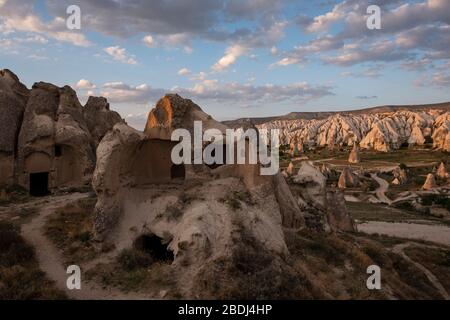 Göreme, Türkei - 30. August 2019: Sonnenuntergang über dem Rosental von Kappadokien Stockfoto