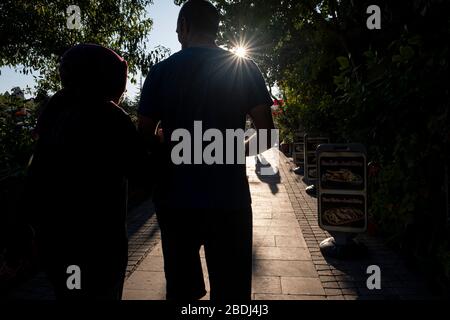 Göreme, Türkei - 31. August 2019 : Paar, die in den Straßen von Göreme spazieren gehen Stockfoto