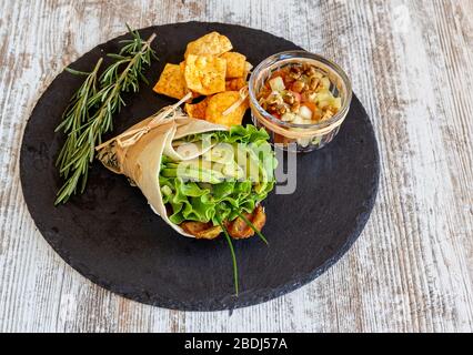 Vegetarische Wrap de Falafel Gurke Tomatensalat Avocado. Nahaufnahme. Stockfoto