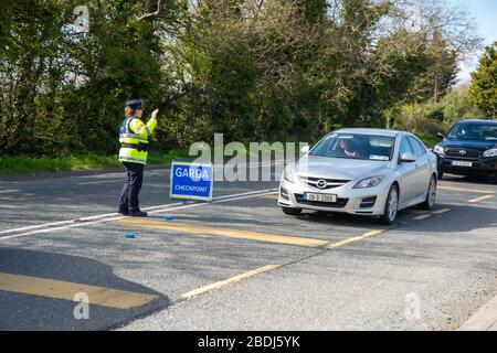 Ashbourne, Irland. April 2020. Mitglieder eines Garda Síochána, häufiger auch als Gardaí oder "The Guards" bezeichnet, sind die Polizeidienste der Republik Irland, die heute einen Kontrollpunkt außerhalb von Ashbourne, County Meath, einweisen, um Fahrer zu fragen, wo sie hingehen oder von ihnen kommen. Die irische Regierung hat dem Gardasee Síochána neue Befugnisse gegeben, um die Beschränkungen der öffentlichen Bewegung aufgrund der Covid-19-Pandemie durchzusetzen.Gardaí kann nun Menschen, die sie für nicht den Beschränkungen der öffentlichen Bewegung entsprechen, verhaften und verhaften. Diese außergewöhnlichen Vollzugsbefugnisse sind bereits vorhanden Stockfoto