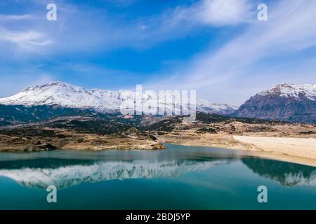 Antalya Gömbe Dam Lake und Blick auf die schneebedeckten Berge in der Türkei Stockfoto