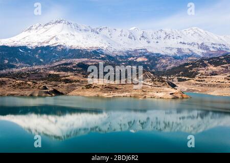 Antalya Gömbe Dam Lake und Blick auf die schneebedeckten Berge in der Türkei Stockfoto