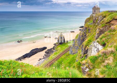 Blick auf den Mussendener Tempel und den Downhill-Strand unten. Castlerock, County Antrim, Ulster Region, Nordirland, Vereinigtes Königreich. Stockfoto