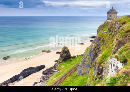 Blick auf den Mussendener Tempel und den Downhill-Strand unten. Castlerock, County Antrim, Ulster Region, Nordirland, Vereinigtes Königreich. Stockfoto