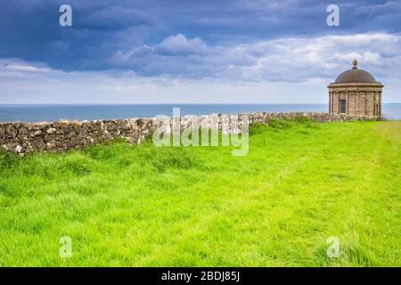 Blick auf den Mussenden Tempel. Castlerock, County Antrim, Ulster Region, Nordirland, Vereinigtes Königreich. Stockfoto