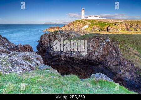 Blick auf den Leuchtturm Fanad Head (Fánaid), County Donegal, Ulster Region, Irland, Europa. Stockfoto