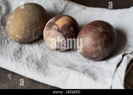 Ostereier, die natürlich mit Zwiebelhäuten gefärbt sind. Selektiver Fokus. Stockfoto