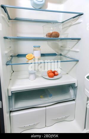 Kühlschrank fast leer, wegen einer Krise Stockfoto