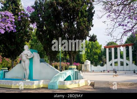 Fuente de los Cántaros (Springbrunnen der Krüge). Lindbergh Forum im Hintergrund, Parque Mexico im Colonia Hipodromo von Colonia Condesa, Mexiko-Stadt, Stockfoto