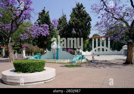 Fuente de los Cántaros (Springbrunnen der Krüge). Lindbergh Forum im Hintergrund, Parque Mexico im Colonia Hipodromo von Colonia Condesa, Mexiko-Stadt, Stockfoto