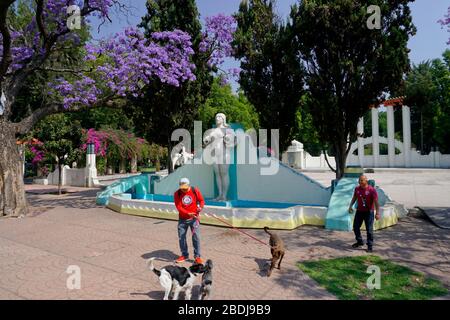 Fuente de los Cántaros (Springbrunnen der Krüge). Lindbergh Forum im Hintergrund, Parque Mexico im Colonia Hipodromo von Colonia Condesa, Mexiko-Stadt, Stockfoto