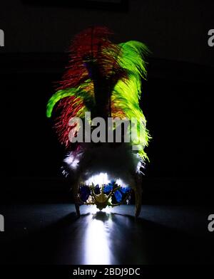 Ein Kopfkleid wartet auf die Zeit, die die Tänzerin nach der Blockierung des Corona-Virus auf die Bühne zurückkehrt, wenn die Performer wie ein phönix aufsteigen Stockfoto