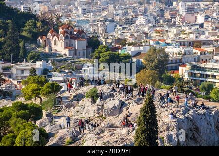 ATHEN, GRIECHENLAND - 17. DEZEMBER 2019: Die Menschen machen Fotos von Akropolis und Athen vom Areopagus-Hügel-Blickpunkt Stockfoto