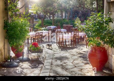 Sonnige Fußgängerzone mit Sommerterrasse im Zentrum von Athen, Griechenland Stockfoto