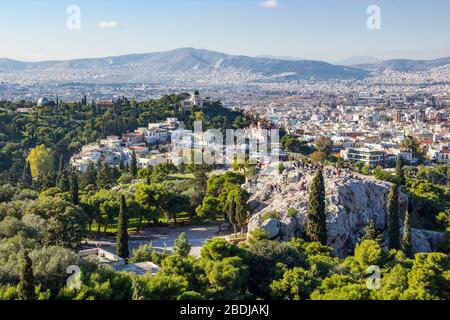Areopagus-Hügel und Luftaufnahme von Athen von der Akropolis, Griechenland Stockfoto