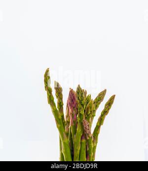 Spargelstrauß vor weißem Hintergrund, Lebensmittel Nahaufnahme Stillleben Stockfoto