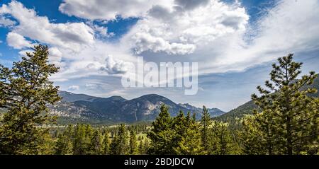 Ein Panorama der Rocky Mountain National Park in Colorado von Trail Ridge Road. Stockfoto