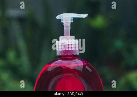 Flasche mit roter Seife zum Reinigen und Desinfizieren der Hände pumpen Stockfoto