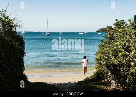 Frau, die am Jurere Beach steht. Florianopolis, Santa Catarina, Brasilien. Stockfoto