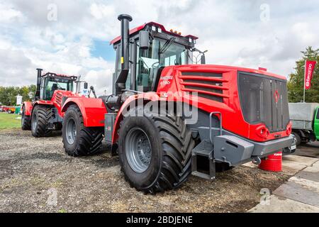 Samara, Russland - 15. September 2019: Moderner Agrarschlepper Kirovets K739 auf der jährlichen Wolga-Agroindustrieausstellung ausgestellt Stockfoto