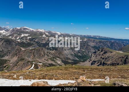 Der Beartooth Highway ist ein Abschnitt der U.S. Route 212 in Montana und Wyoming zwischen Red Lodge und Yellowstone National Park, der für seine atemberaubende Tour bekannt ist Stockfoto