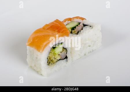 Makibrot mit Lachs und Gurken Stockfoto