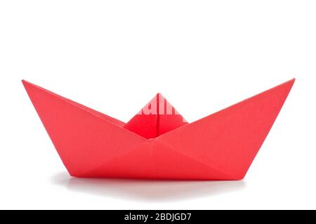 Rote Origami-Schiffsseite auf dem weißen Hintergrund isoliert Stockfoto