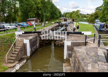 Narrowboats bei Hatton Schleusen auf dem Grand Union Canal, Warwickshire, England Stockfoto