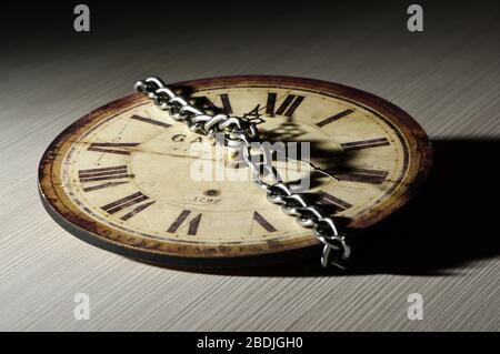 Uhr mit Metallschaltung. Konzept der Stoppzeit Stockfoto