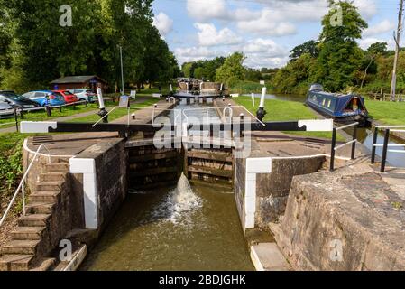 Narrowboats bei Hatton Schleusen auf dem Grand Union Canal, Warwickshire, England Stockfoto