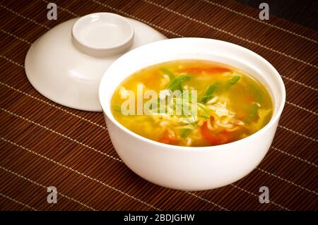 Chinesische Gemüsesuppe in der Schüssel. Chinesische Küche Stockfoto