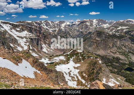 Der Beartooth Highway ist ein Abschnitt der U.S. Route 212 in Montana und Wyoming zwischen Red Lodge und Yellowstone National Park, der für seine atemberaubende Tour bekannt ist Stockfoto