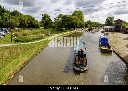 Narrowboats bei Hatton Schleusen auf dem Grand Union Canal, Warwickshire, England Stockfoto