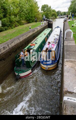 Narrowboats bei Hatton Schleusen auf dem Grand Union Canal, Warwickshire, England Stockfoto