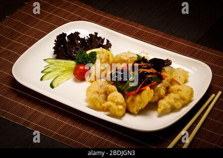 Chinesische Küche. Auf dem Teller wird ein heißer Hühnereintopf serviert Stockfoto