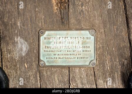 Informationstafel und Schild für eine Old Gun Cannon, englischer Stil, befindet sich in College Gardens im Raleigh Quarter in Youghal, County Cork, Irland Stockfoto