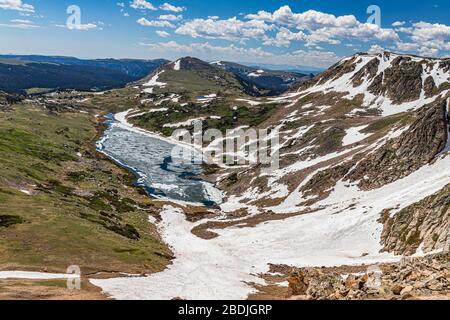 Der Beartooth Highway ist ein Abschnitt der U.S. Route 212 in Montana und Wyoming zwischen Red Lodge und Yellowstone National Park, der für seine atemberaubende Tour bekannt ist Stockfoto